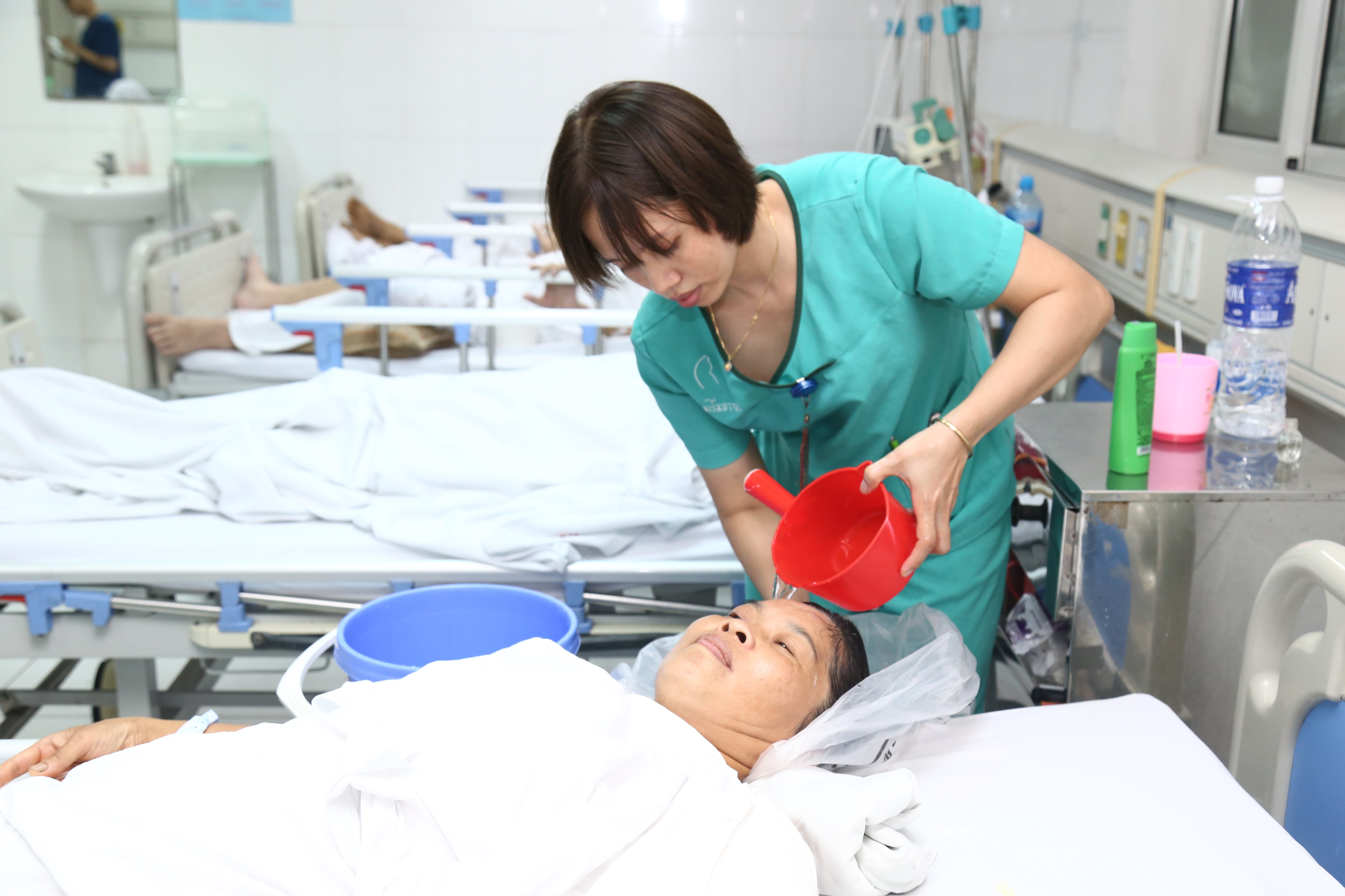 bedside-hair-washing-conveniences-for-patients-vietduc-university